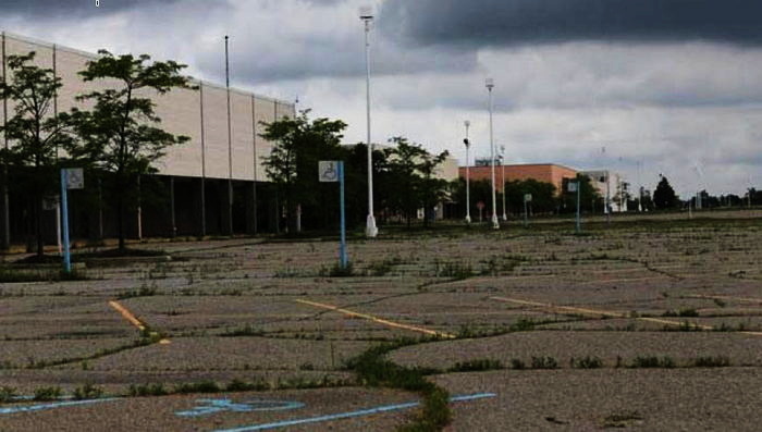 Summit Place Mall (Pontiac Mall) - Historical Photo Of Closed Mall (newer photo)